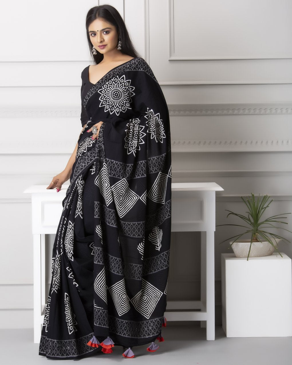 Printed Black n White Print Cotton MulMul Saree